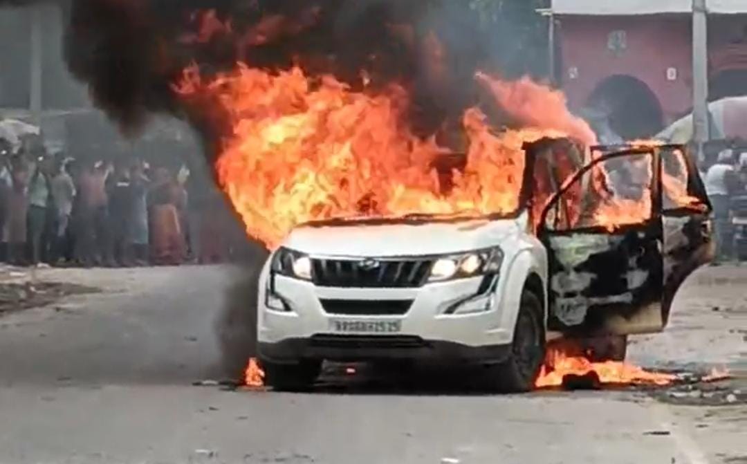 Bihar News: मुजफ्फरपुर में चलती XUV बनी आग का गोला, यात्रियों ने कूदकर बचाई जान; कार जलकर खाक