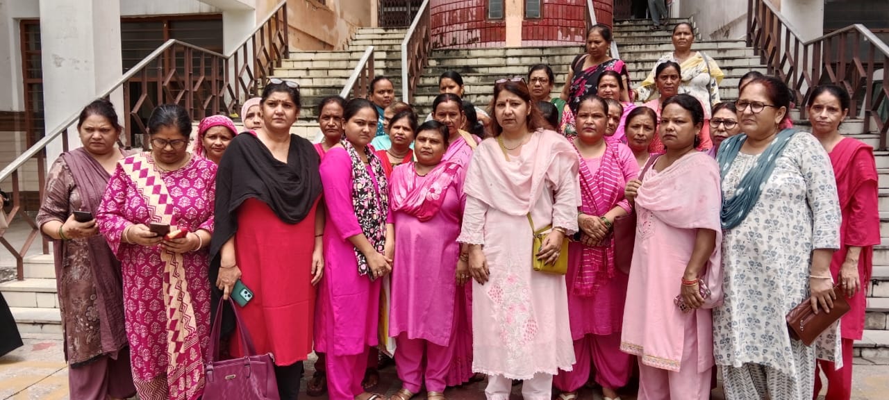 विकास भवन में मांगों के लिए ज्ञापन देने पहुंची आंगनवाड़ी कार्यकर्ता। स्रोत-स्वयं