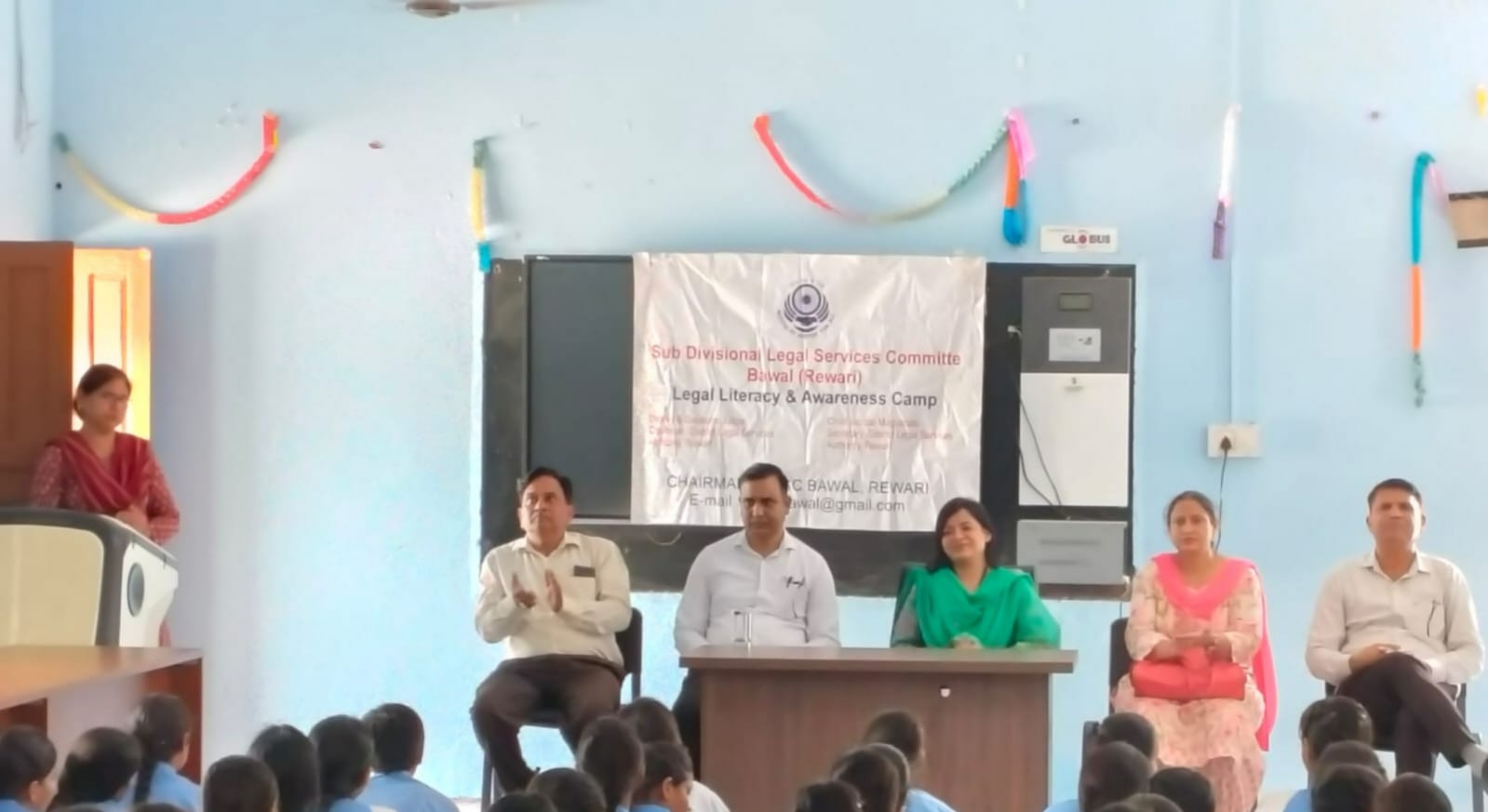 विद्यार्थियों को कानूनी अधिकारों की जानकारी देती टीम। स्रोत : प्रशासन