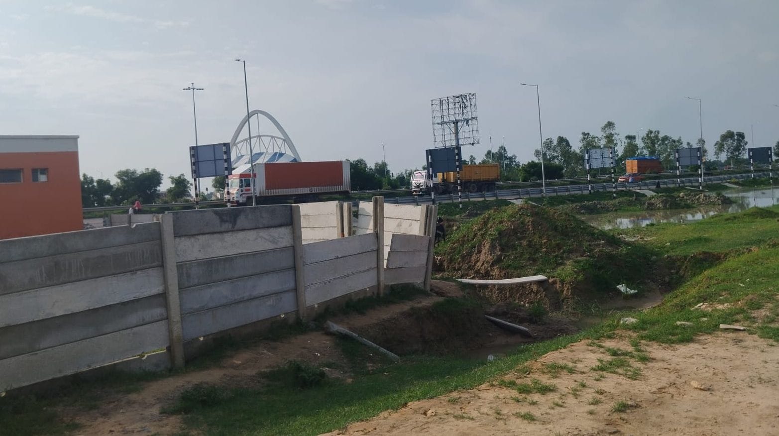 17-सोनिक टोल के पास गंगा एक्सप्रेसवे की टूटी सुरक्षात्मक दीवार। संवाद