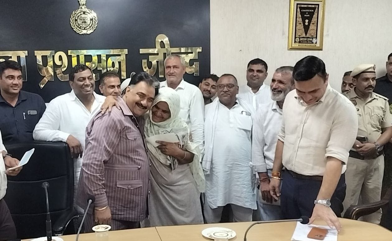 19जेएनडी01: सहायता राशि का चैक लेने के बाद डिप्टी स्पीकर को गले लगाकर आशीर्वाद देती बुजुर्ग मह