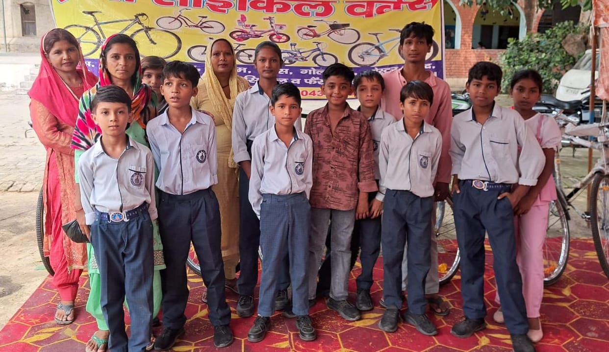 133 students chose bicycles, not a single student reached the fair on the first day.