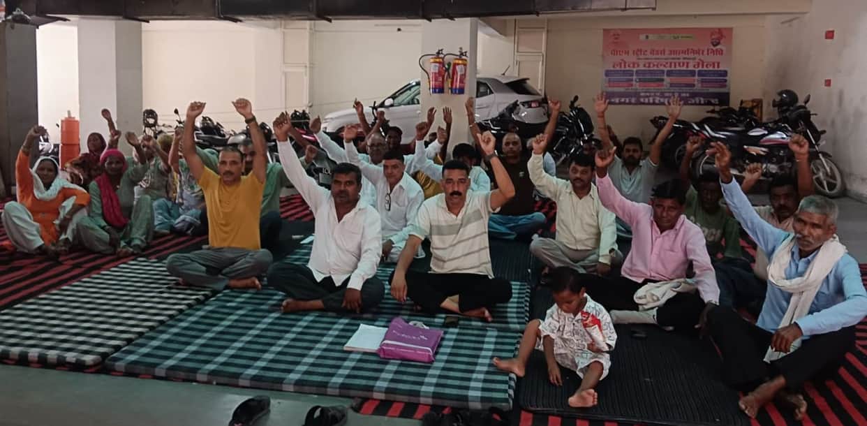 Sanitation workers on strike...more than 70 dumping points created in the city, 250 tons of garbage accumulated