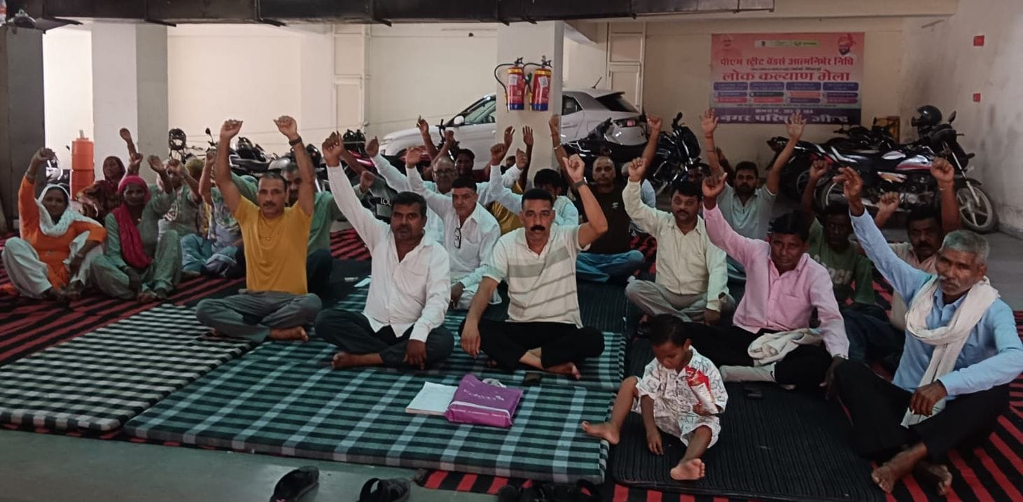 19जेएनडी26: नगर परिषद कार्यालय में हड़ताल पर बैठे सफाई कर्मचारी। संवाद