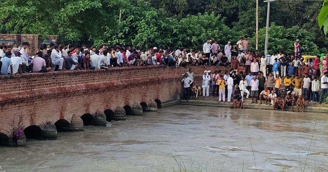 6-महिला को खोजते गोताखोर व लगी भीड़। संवाद