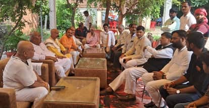 आईपीएस आशुतोष मिश्रा के घर पर शोक संवेदना व्यक्ति करते सांसद लालजी वर्मा, एमएलसी हरिओम पांडेय 