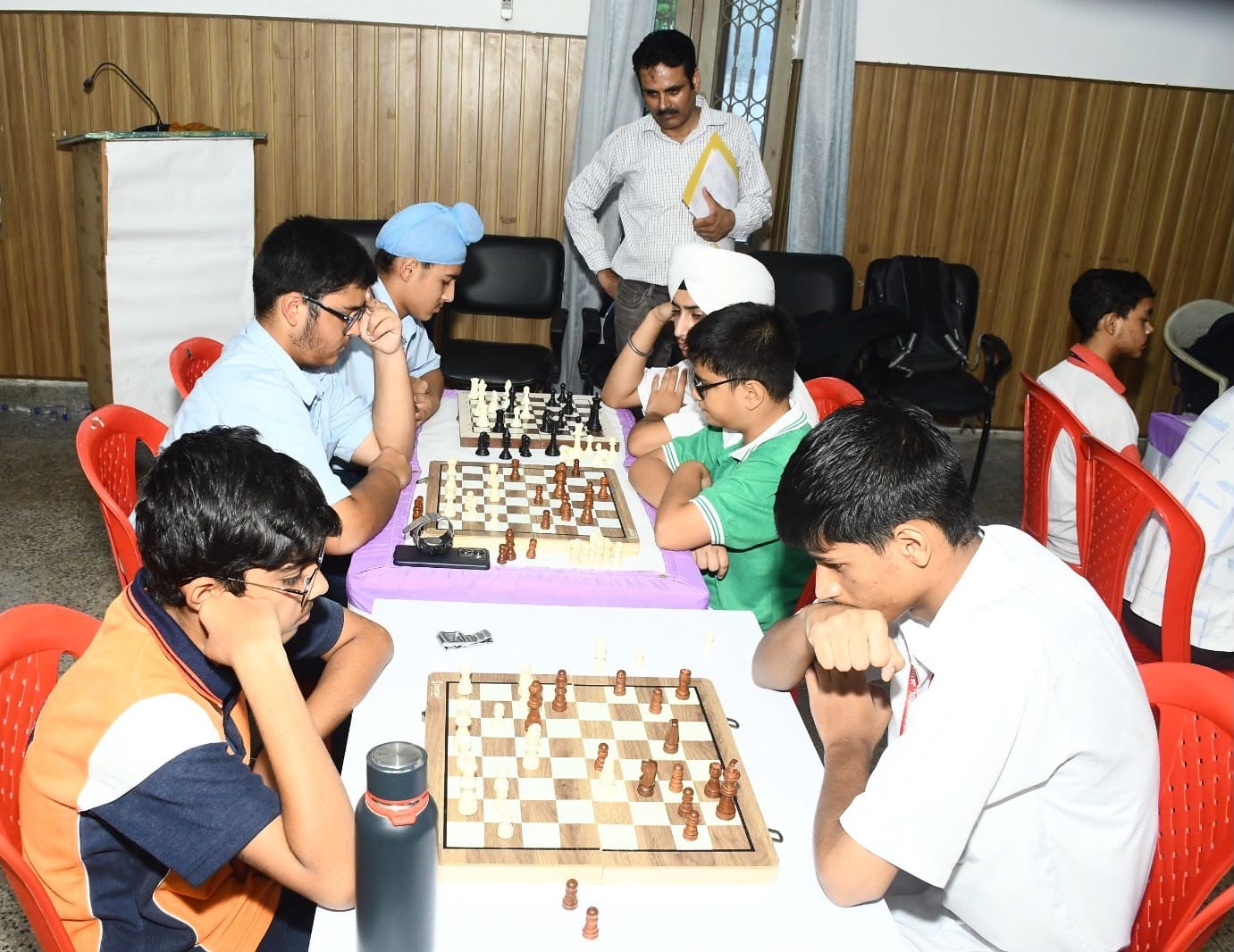 अंडर-17 लड़कों की इंटर जोनल जिला स्तरीय शतरंज प्रतियोगिता में खेलते खिलाड़ी। संवाद