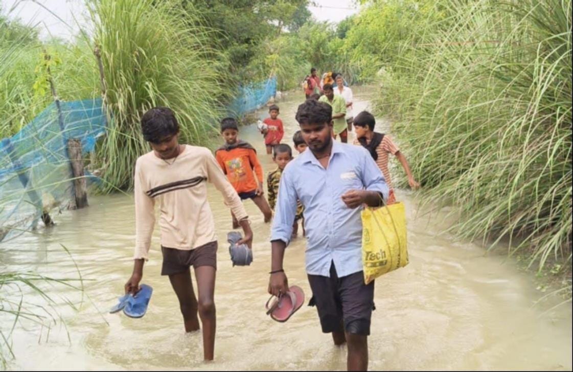  ऐली परसौली में सुरक्षित स्थान की ओर जाते बाढ़ पीड़ित। - संवाद