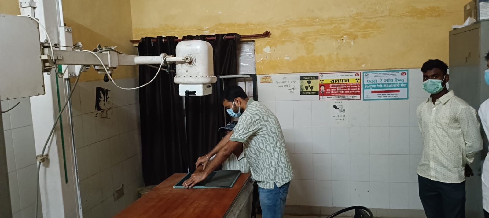 अस्पताल में एक्स-रे कराता मरीज।संवाद