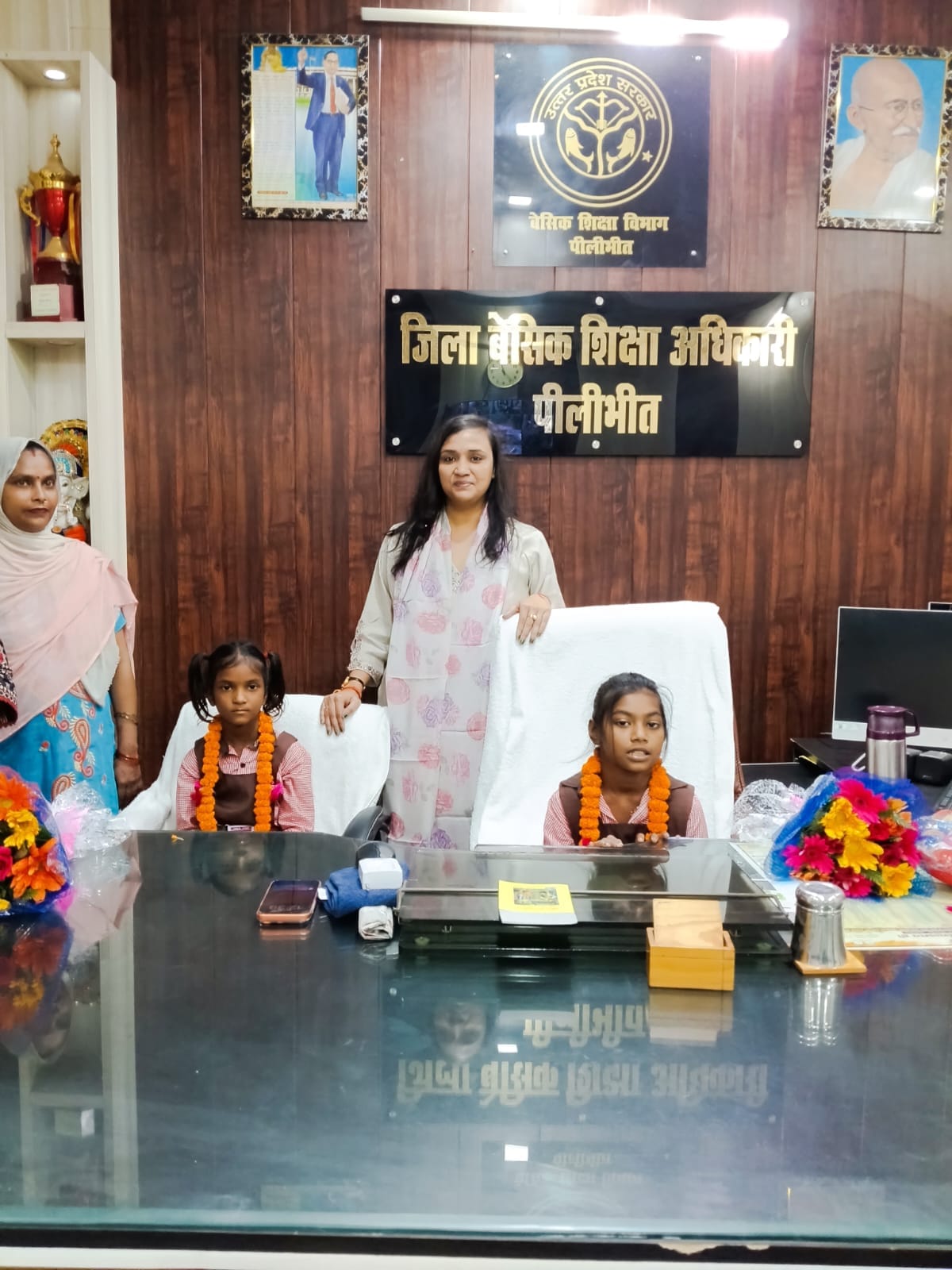 बीएसए की कुर्सी पर बैठीं दिव्यांग छात्राएं। स्रोत विभाग