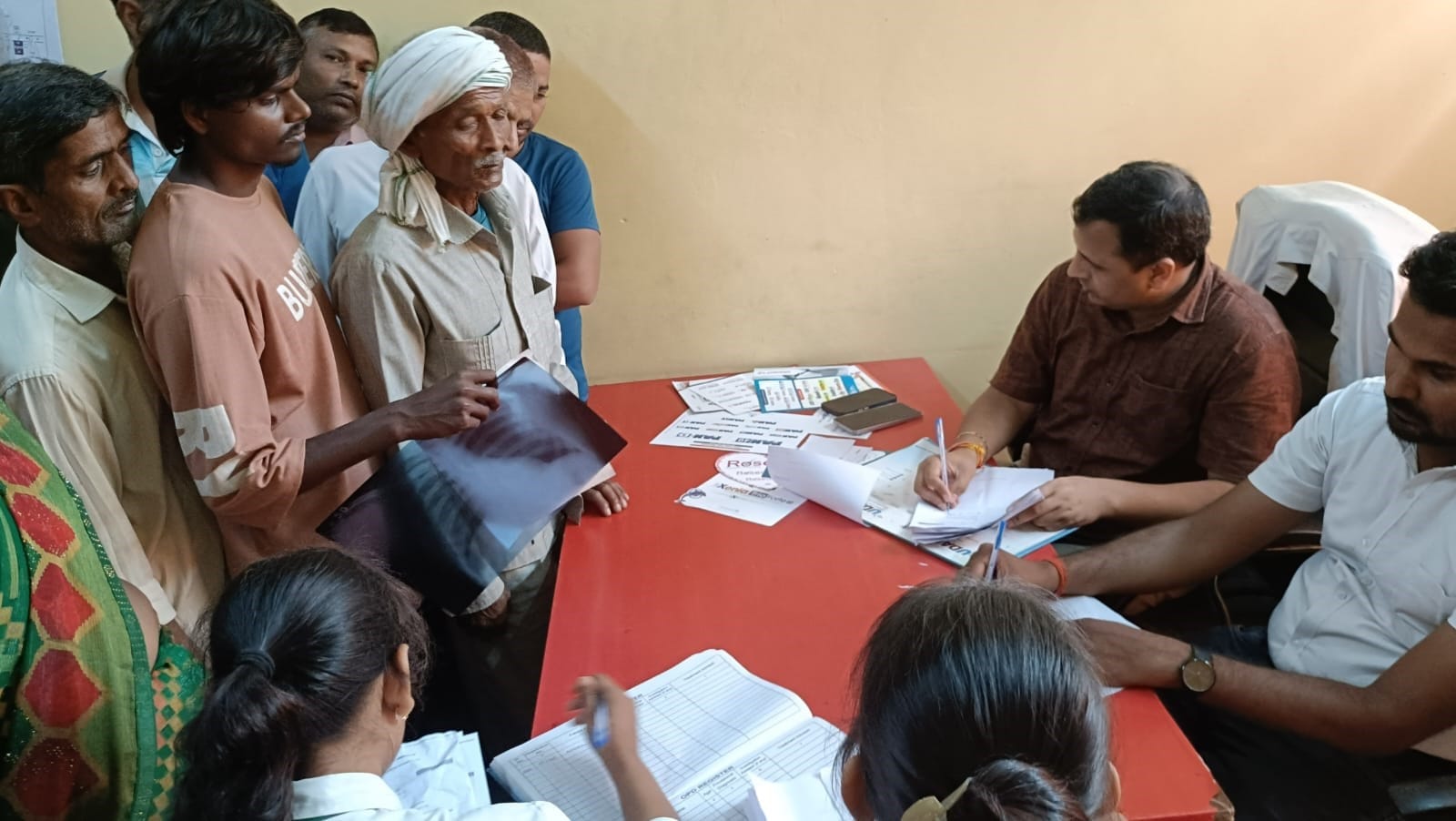 बृहस्पतिवार को जिला अस्पताल की ओपीडी में मरीजों का उपचार करते चिकित्सक। संवा