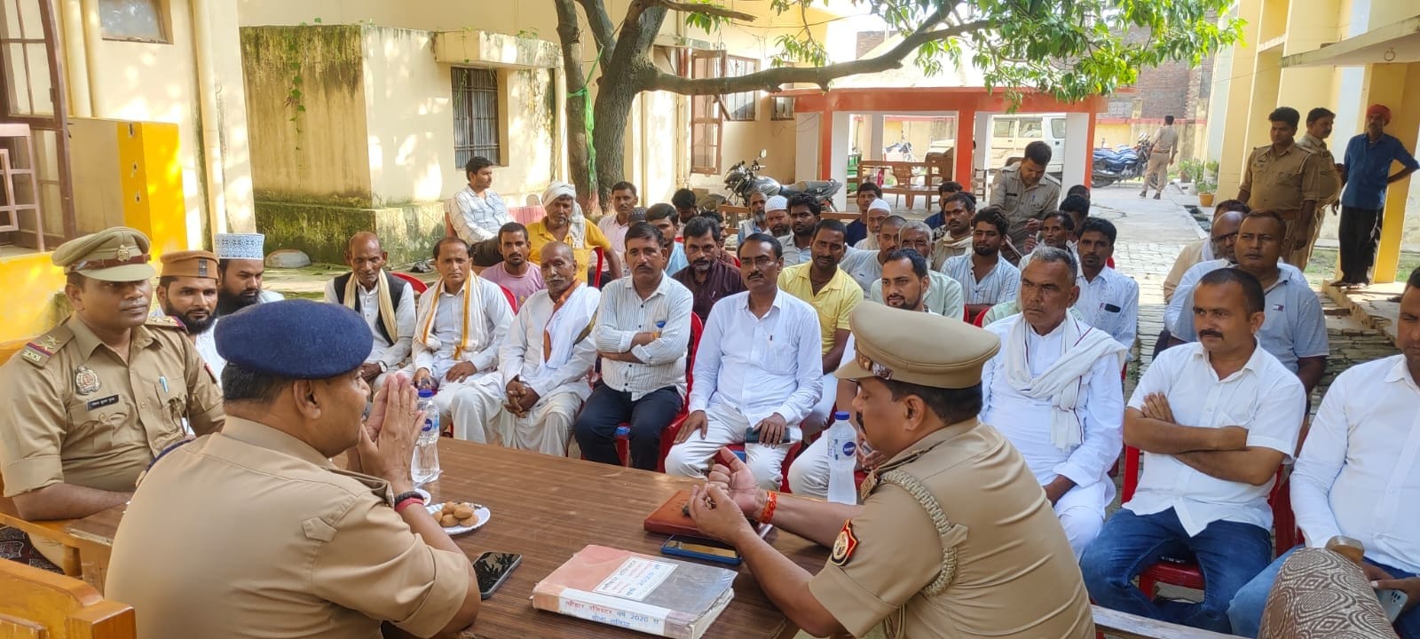 बलरामपुर के ललिया थाने में आयोजित बैठक में मौजूद लोग 
