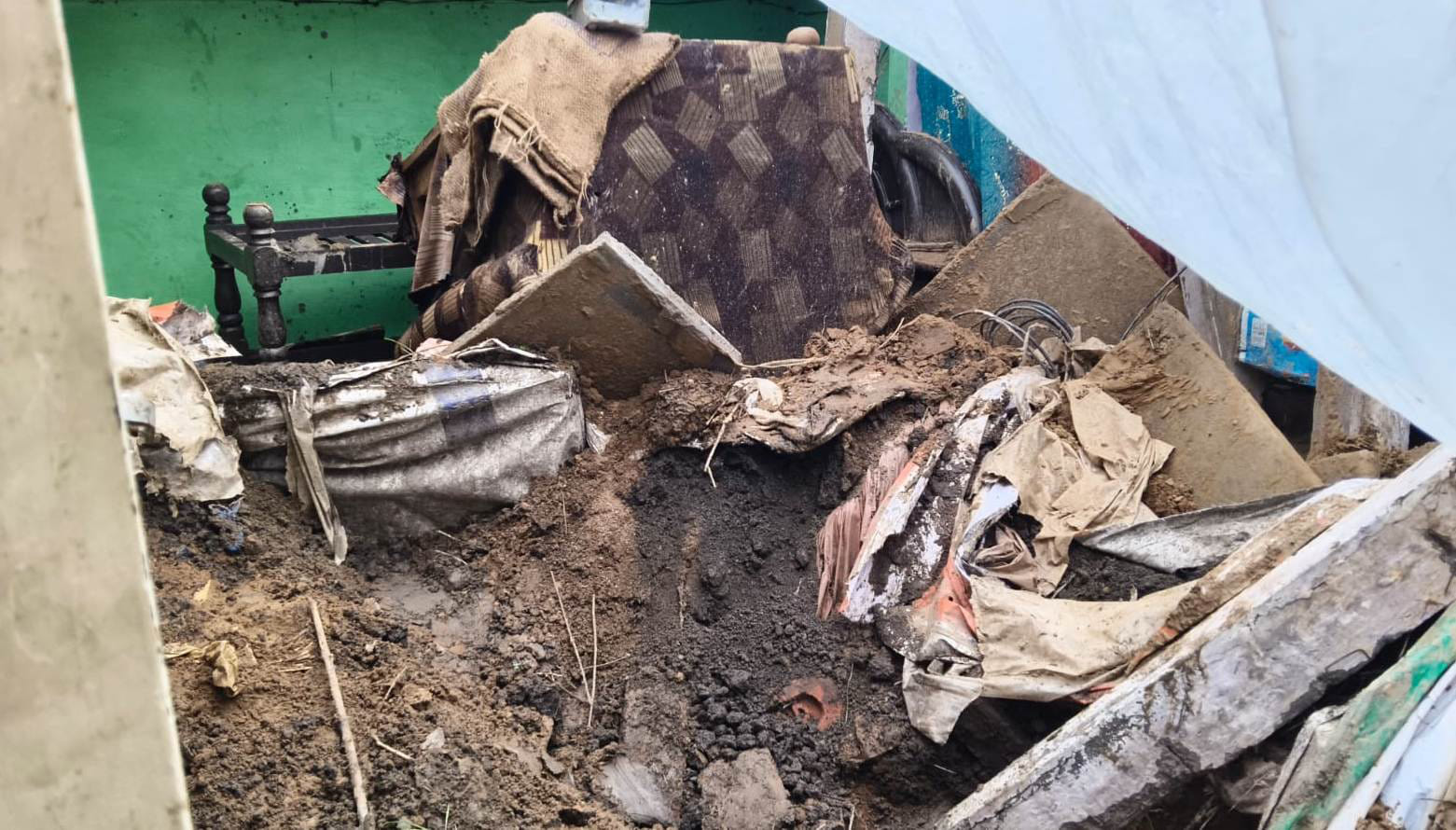 बारिश के दौरान गांव सिखेड़ा में ढही मकान की छत का मलबा। संवाद