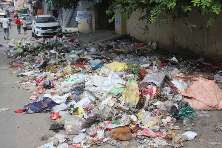 बांसो गेट के समीप लगा गंदगी का ढ़ेर। संवाद