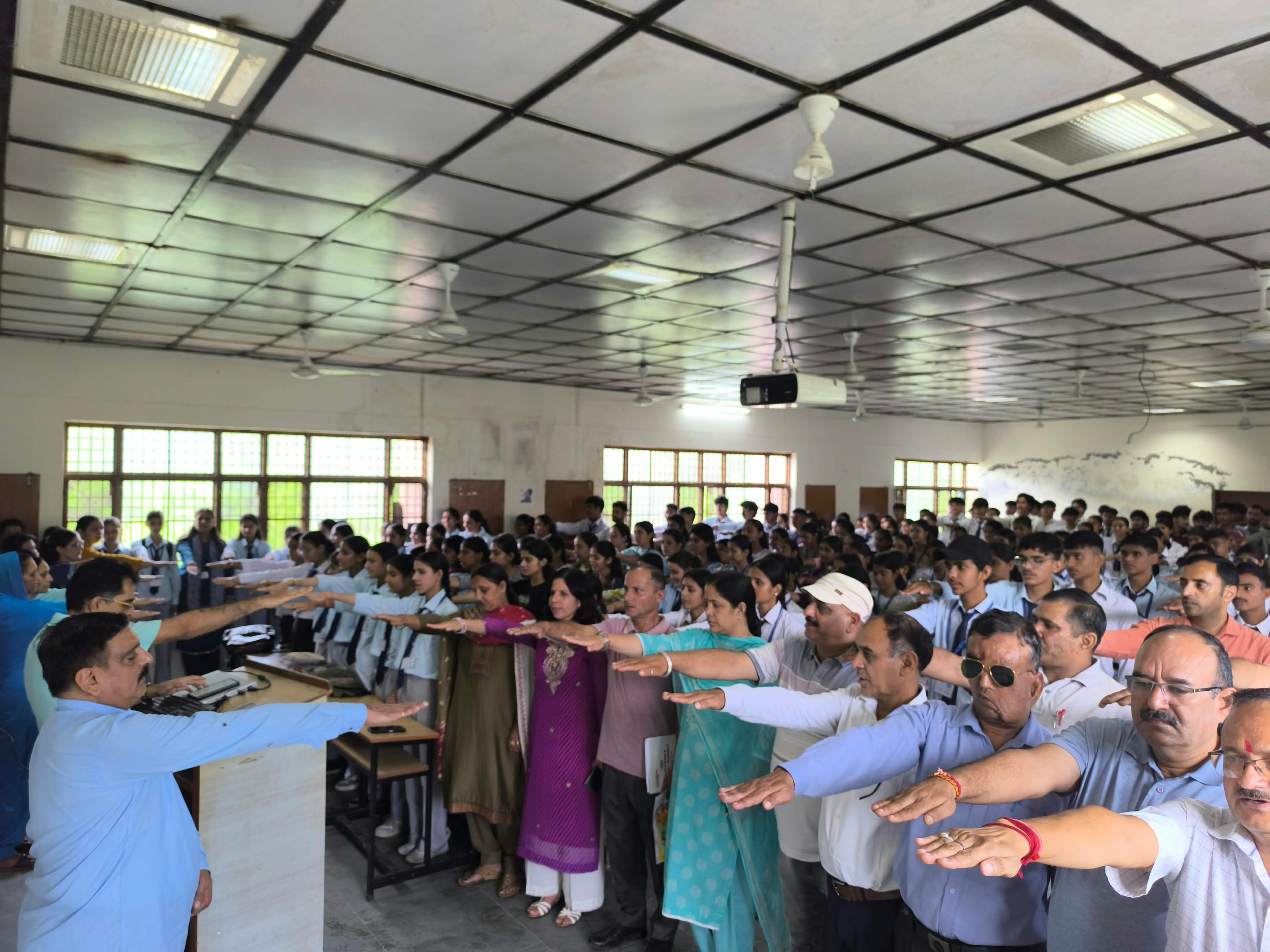 बड़सर कॉलेज में नशेे के खिलाफ शपथ लेते अध्यापक व विद्यार्थी। स्रोत : संस्थान