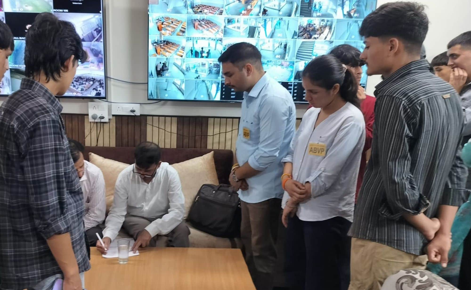 चंबा में अतिरिक्त निदेशक उच्च शिक्षा को ज्ञापन सौंपते एबीवीपी के कार्यकर्ता।संवाद