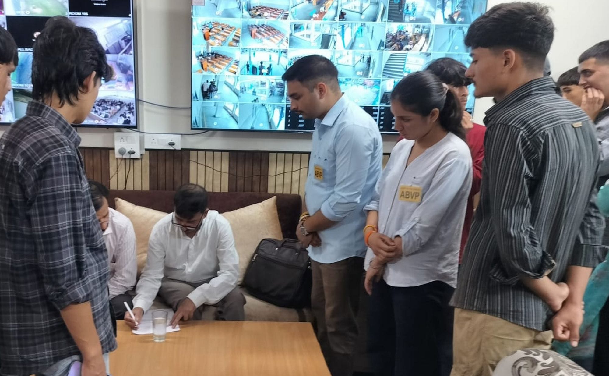 चंबा में अतिरिक्त निदेशक उच्च शिक्षा को ज्ञापन सौंपते एबीवीपी के कार्यकर्ता।संवाद
