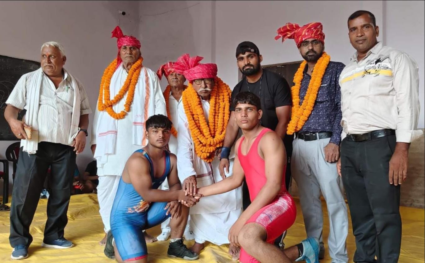 चहनियां के खंडवारी में कुश्ती प्रतियोगिता का शुभारंभ कराते अतिथि। संवाद