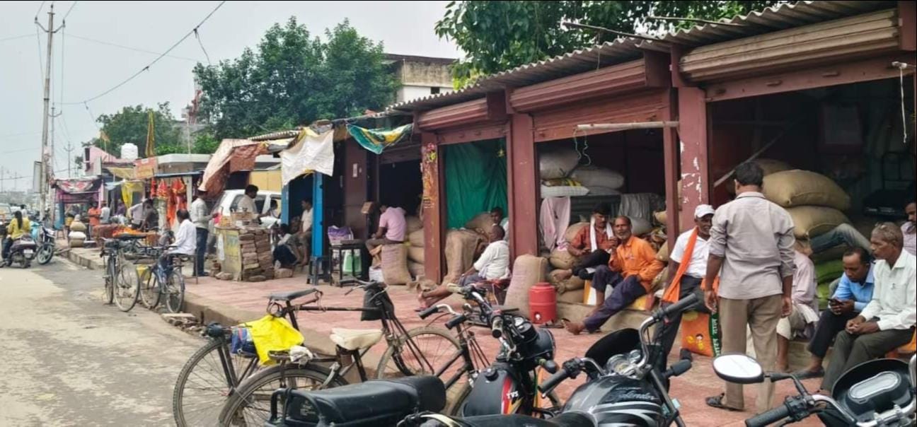 चकिया तिराहे पर फुटपाथ पर बनी दुकानें। संवाद