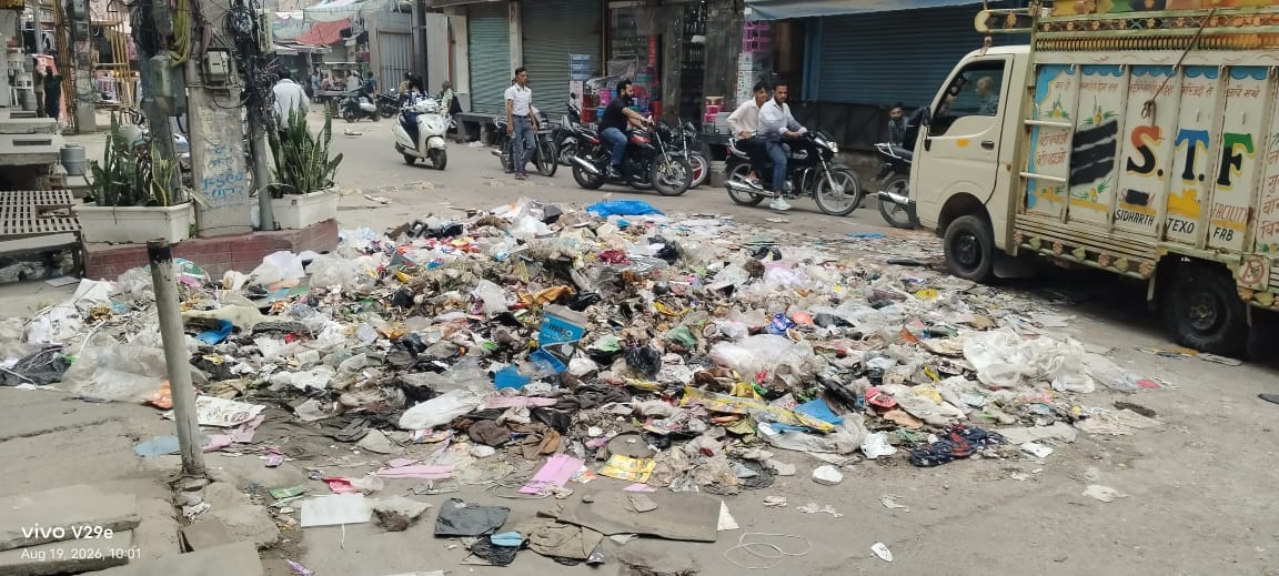 Sanitation workers' protest intensifies; garbage dumped in Chauda Bazaar.
