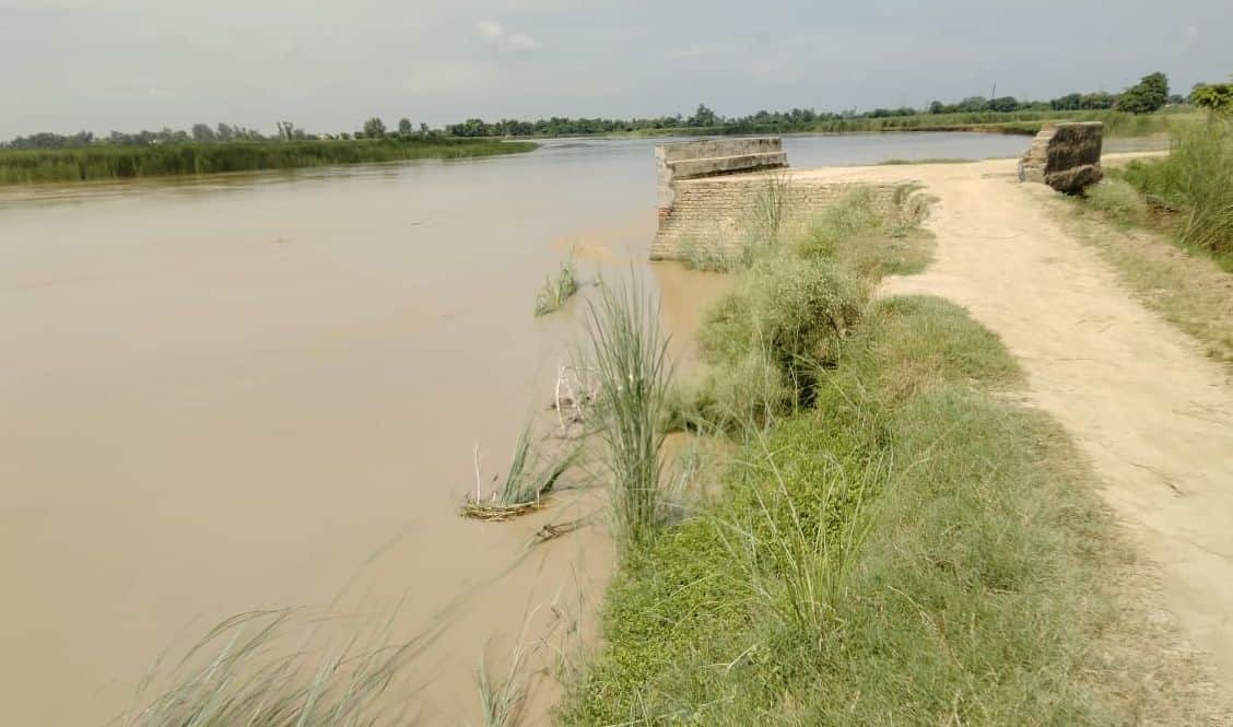 Siddharthnagar News: Rapti water level rising continuously for four days; villagers in a state of panic