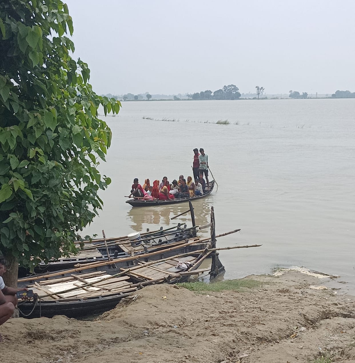 The Saryu rose by another 5 cm; the river is now just 5 cm below the danger mark.