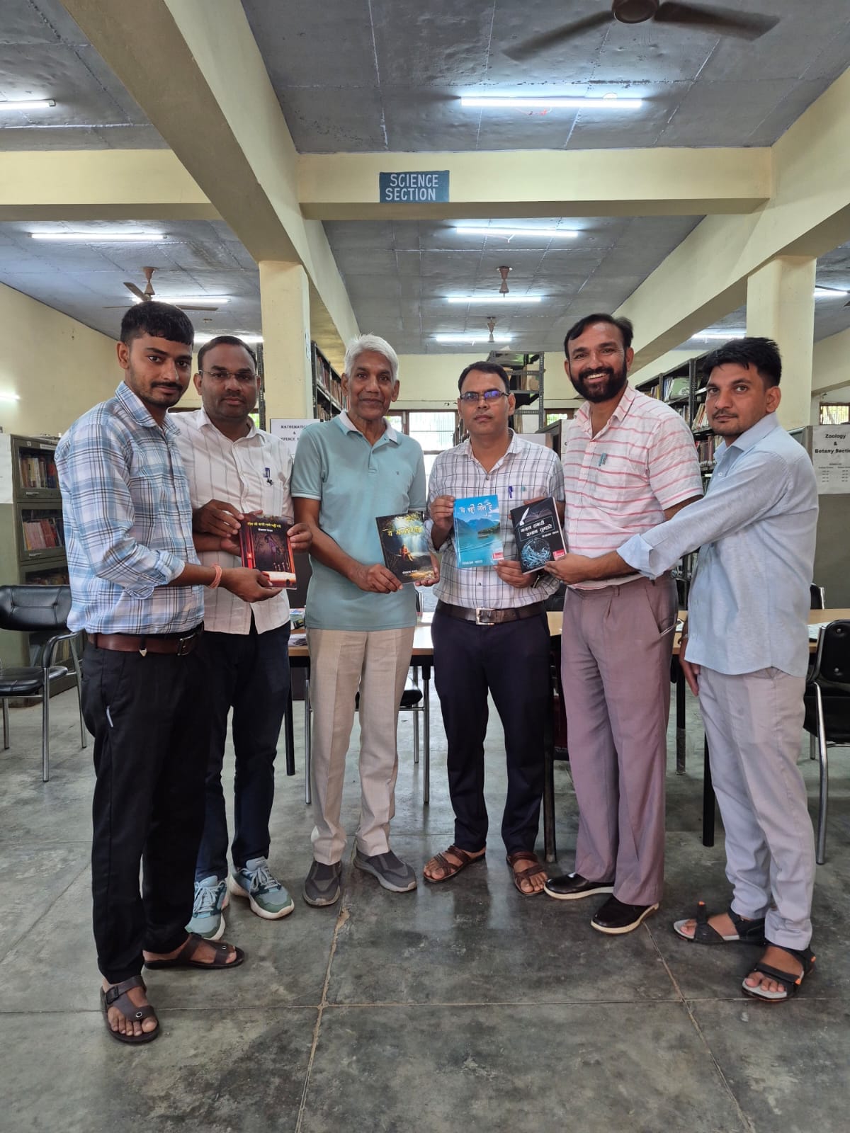 फोटो 1साहित्यिक पुस्तकें भेंट करते पूर्व छात्र एवं सेवानिवृत्त पुलिस निरीक्षक लेखराम यादव।स्र