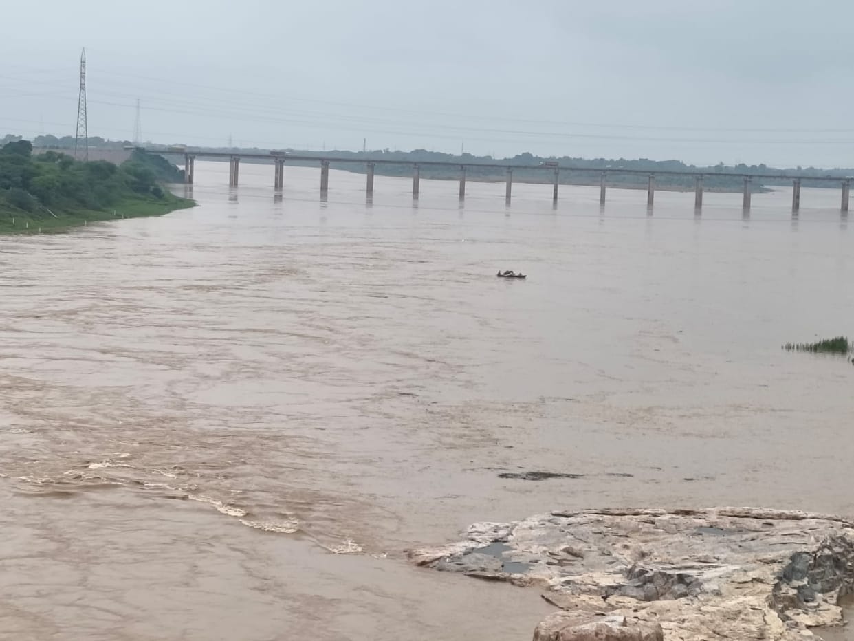 Due to rain in the valleys of Madhya Pradesh, the water level of Yamuna increased and that of Ken decreased