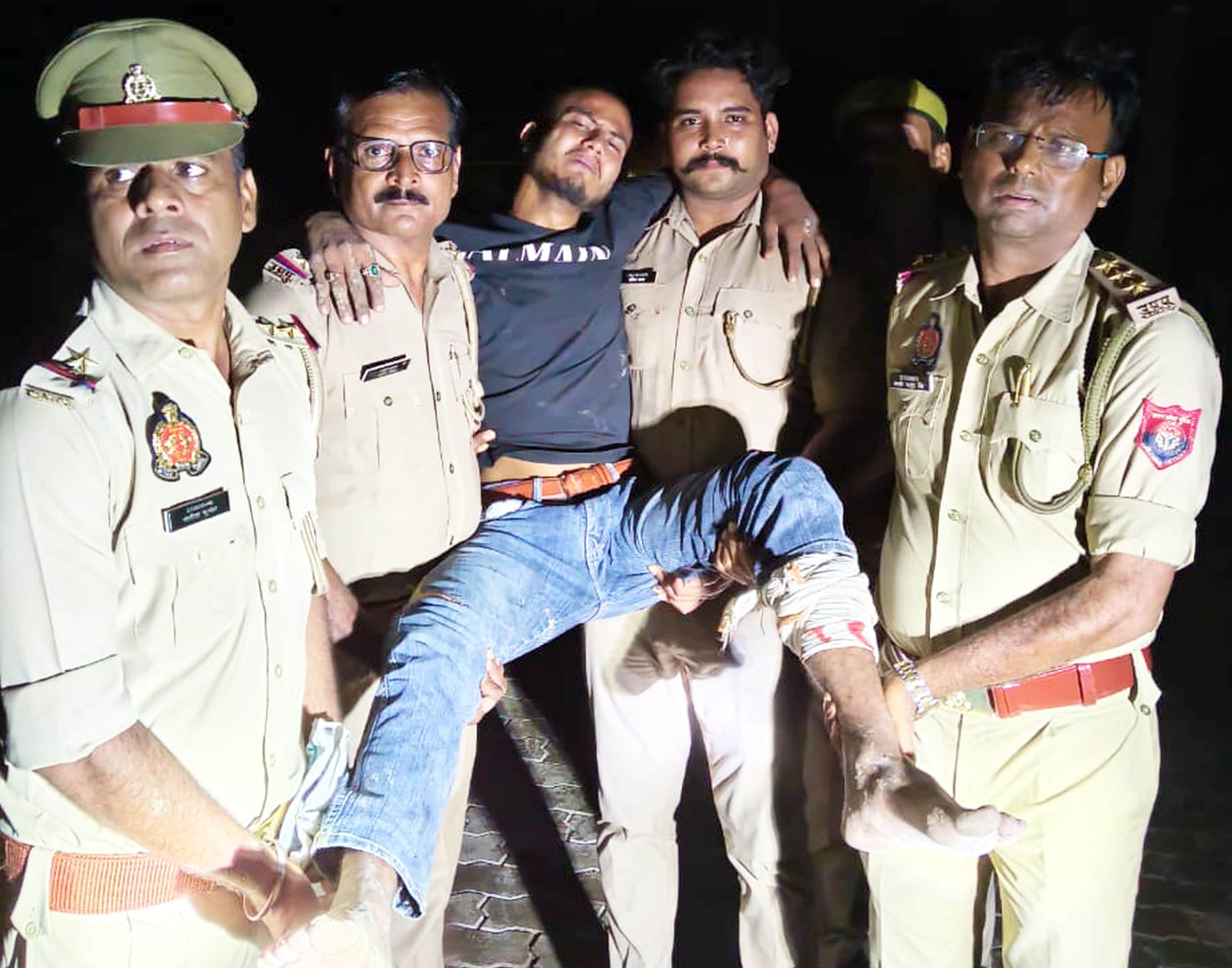 फोटो-16-मुठभेड़ में पकड़े गए मवेशी चोरी के आरोपी काे लेकर जाती पुलिस। स्रोत: पुलिस