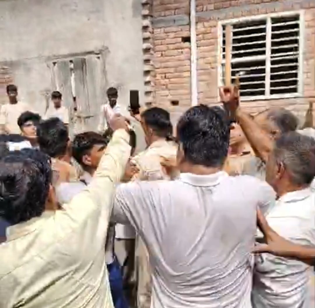 Two sides clashed again in the Panchayat, bricks and stones were thrown... police force deployed in the village.
