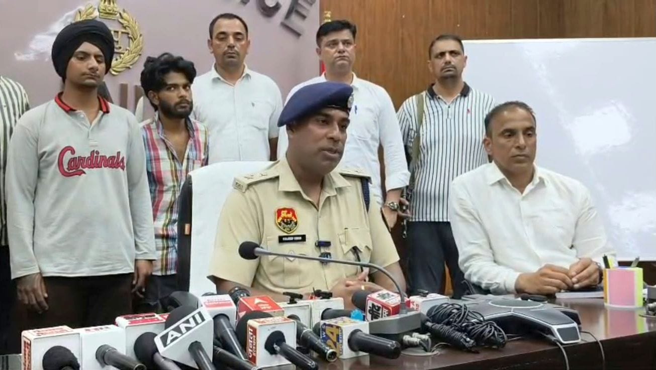 फोटो 19जेएनडी05-हेरोइन पकड़ने के मामले में प्रेसवार्ता में जानकारी देते हुए एसपी कुलदीप सिंह। स
