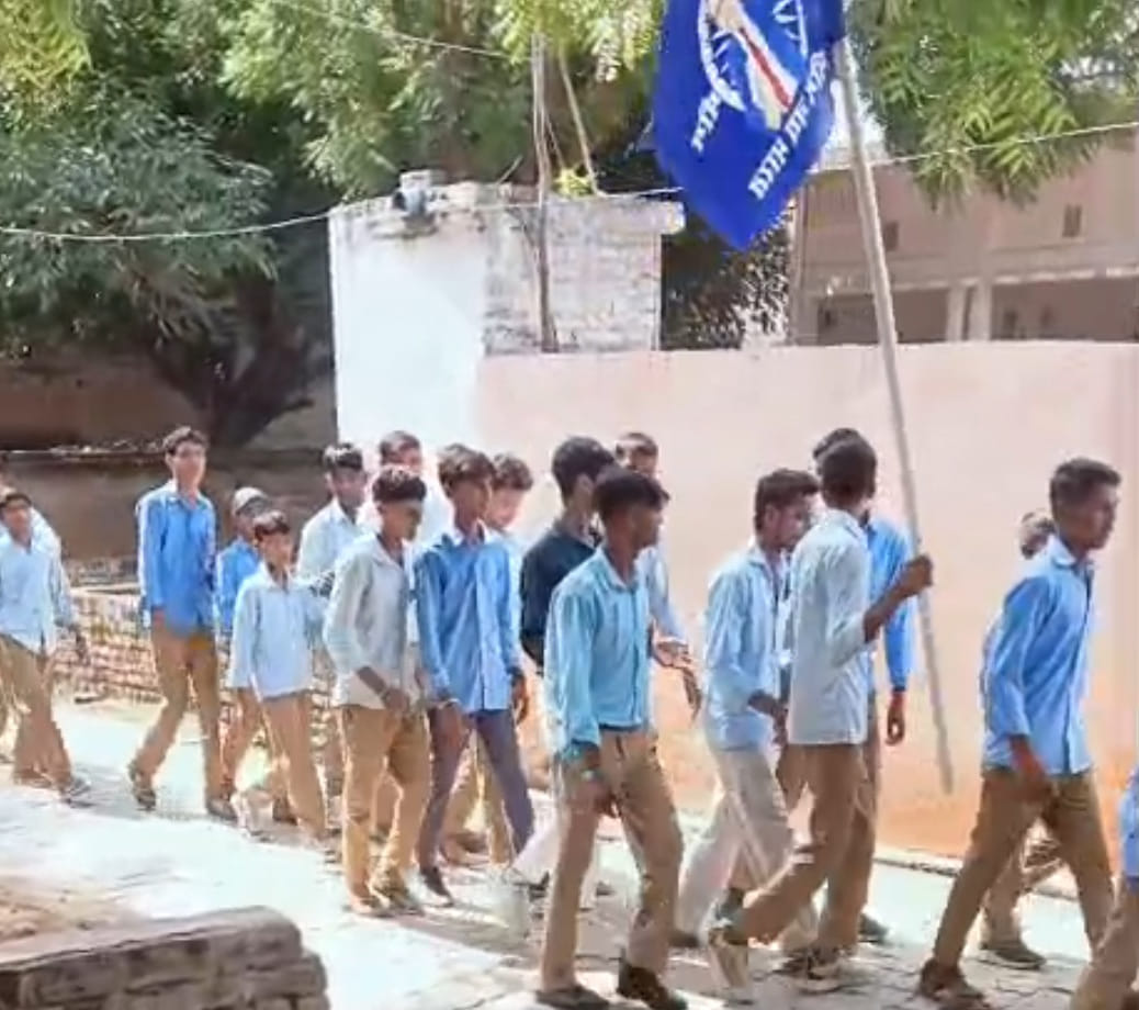 फोटो :27: प्रभात फेरी में पार्टी विशेष का झंडा लेकर चलता छात्र। वीडियो ग्रैब