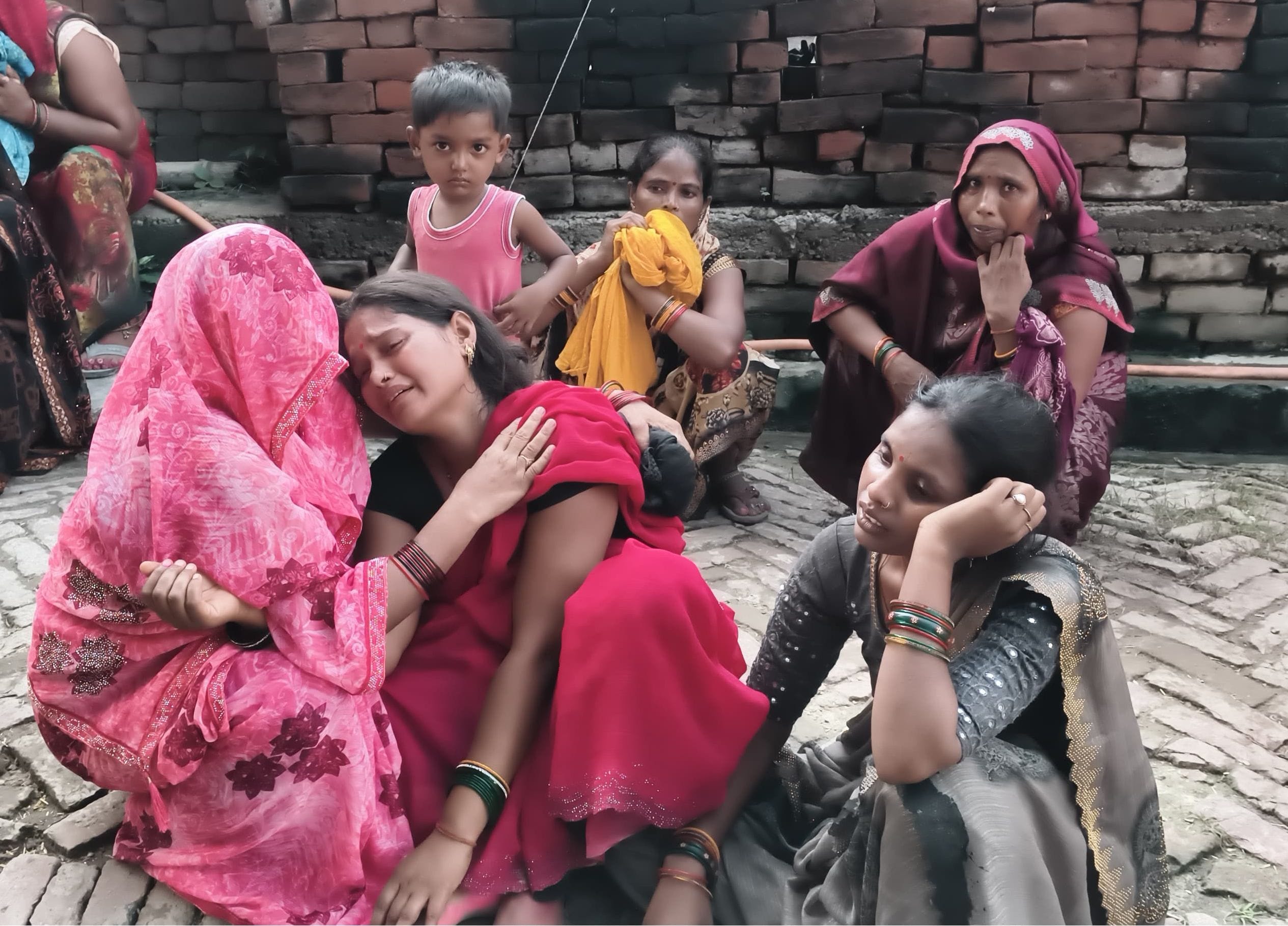 फोटो-28-दो दोस्तों के शव घर पहुंचने पर बिलखते परिजन। संवाद