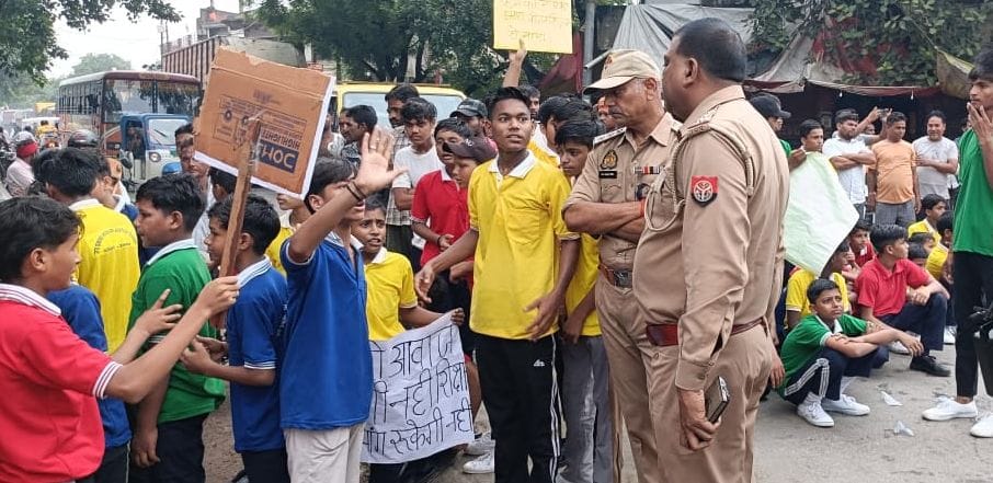 फोटो-8-पुलिस अधिकारियों को समस्या बताते जाम लगाए छात्र। संवाद