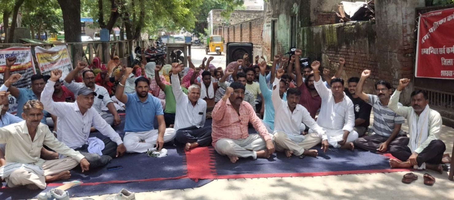 फोटो नंबर-07नगर परिषद में धरना व भूख हड़ताल पर बैठे सफाई कर्मचारी।