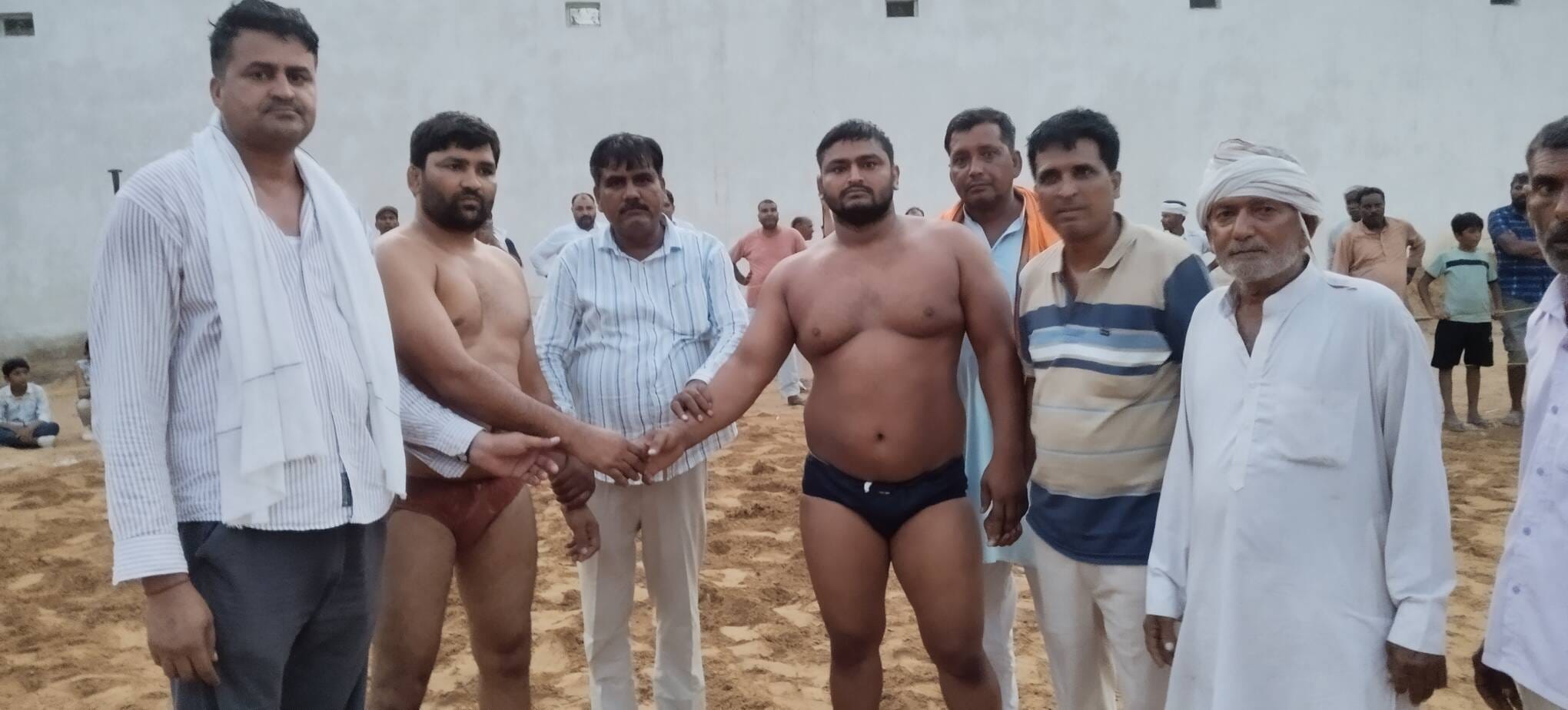 फोटो नंबर- 18 कुश्ती के दौरान हाथ मिलाते पहलवान। स्रोत: आयोजक