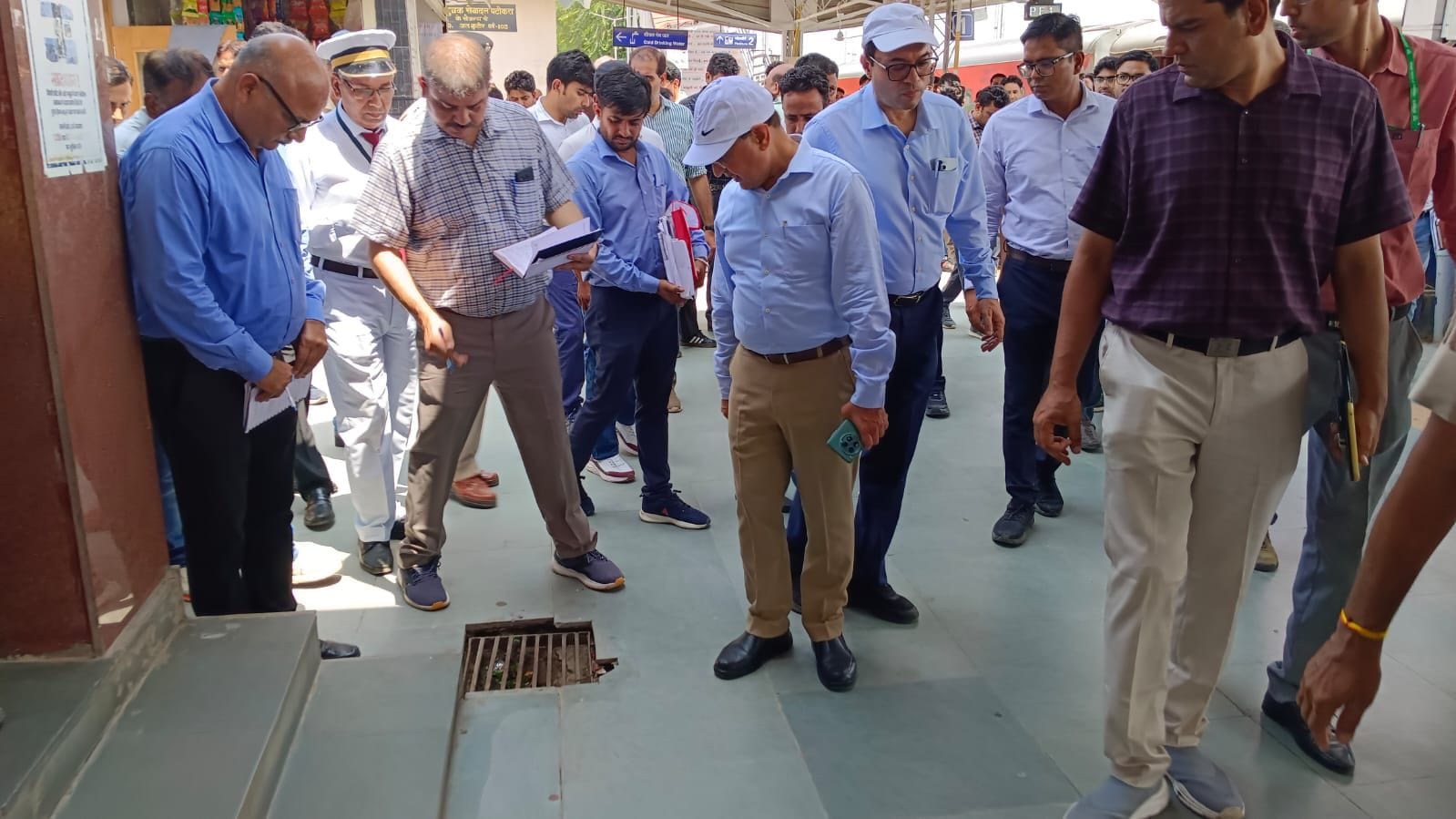 फोटो नंबर-23रेलवे स्टेशन पर बंद पड़ी नाली को ठीक करवाने के निर्देश देते जीएम। संवाद