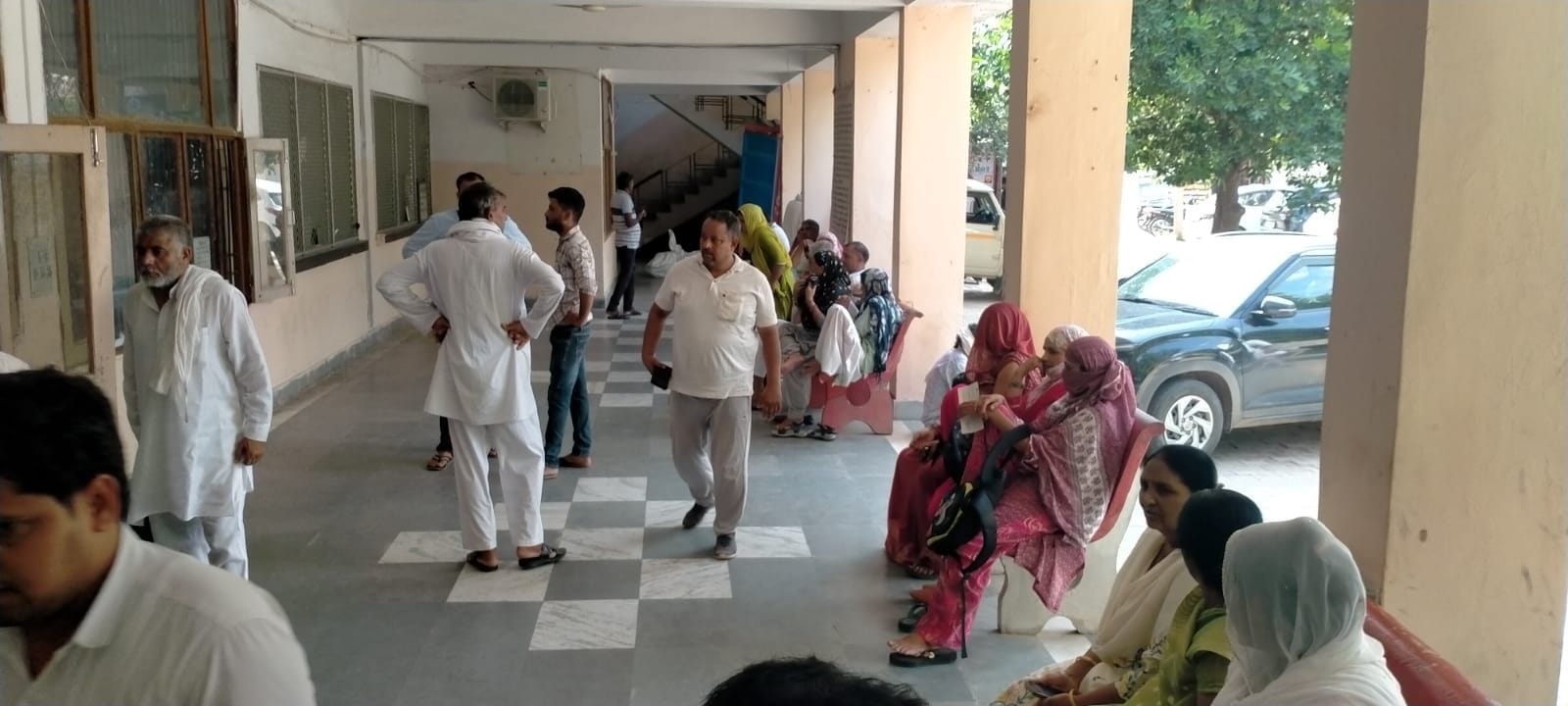 फोटो संख्या:68- तहसील कार्यालय में इंतजार करते लोग--संवाद