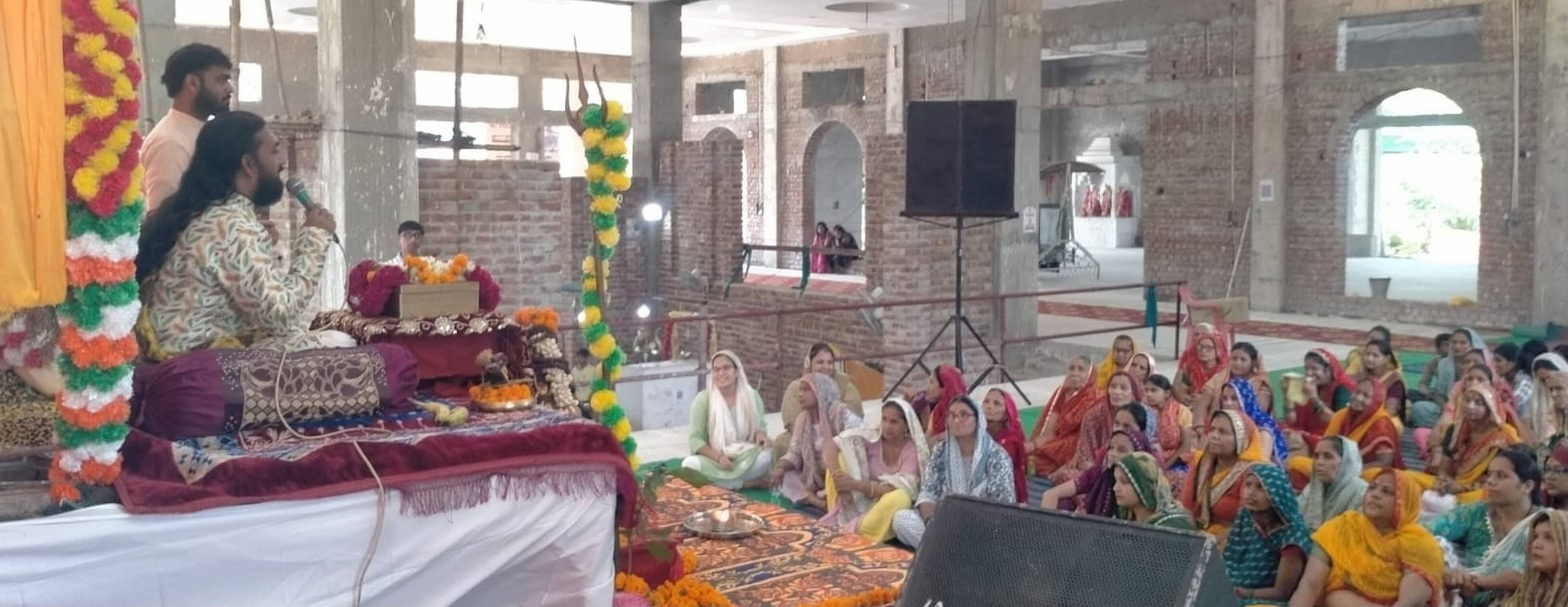 फाेटो संख्या:73-मोदाश्रम शिव  मंदिर में शिव महापुराण कथा  में  श्रद्धालुओं को कथा सुनाते योगी