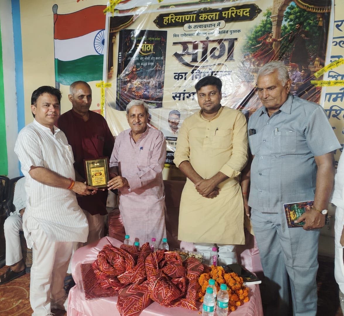 फोटो संख्या:81- गांव गोमला में डॉ. मनोज गौतम को पगड़ी पहनाकर सम्मानित करते ग्रामीण--स्रोत- ग्रा