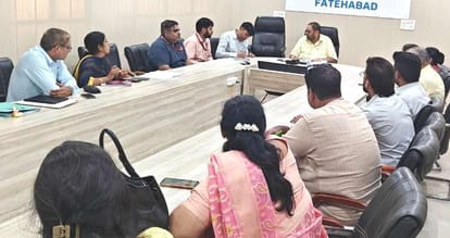 फतेहाबाद। जिला स्तरीय आधार मॉनिटरिंग कमेटी की बैठक की अध्यक्षता करते हुए एडीसी अनुराग ढालियास