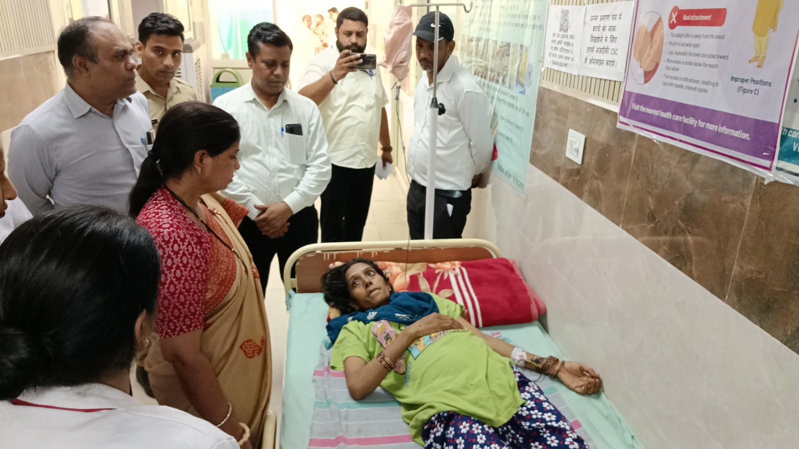 फतेहाबाद के नागरिक अस्पताल में मरीजो से फीडबैक लेते हुए उपाध्यक्ष संवाद