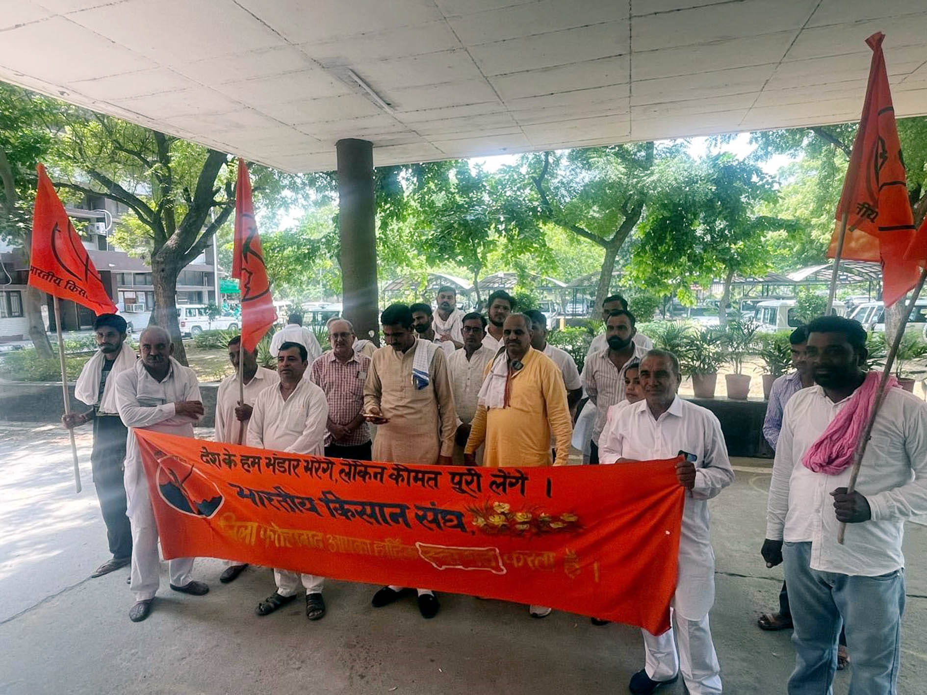 फतेहाबाद। लघुसचिवालय में रोष प्रदर्शन करते किसान। संघ