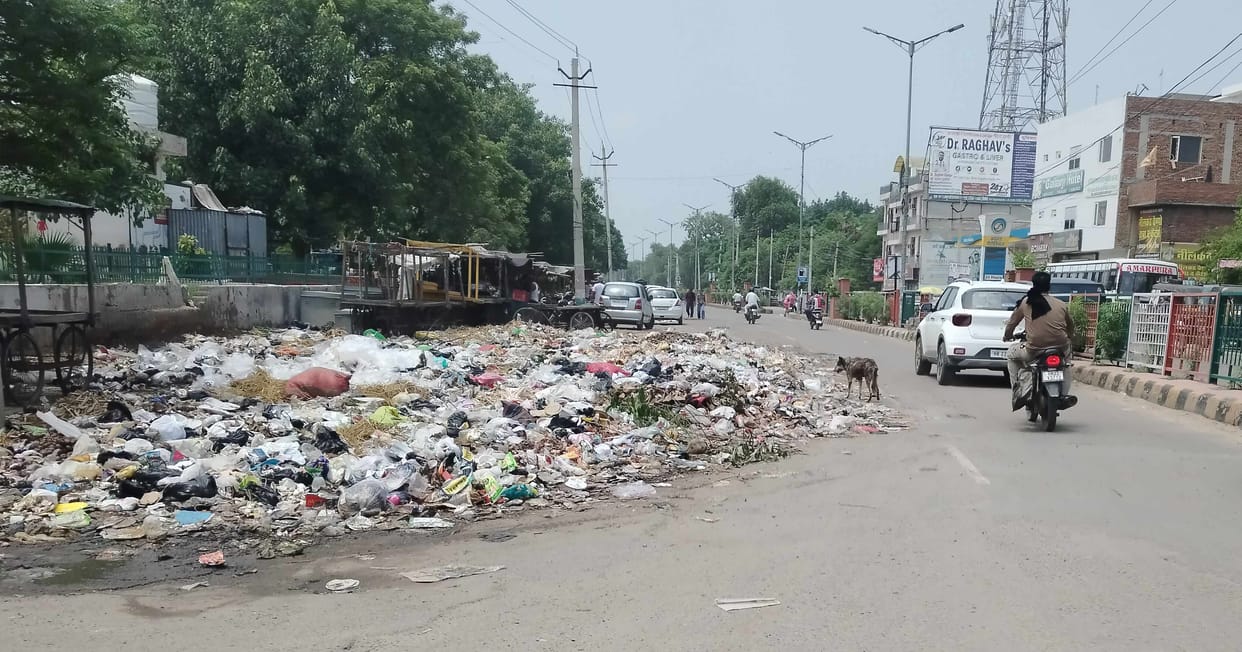 No resolution to the strike; roads blocked by garbage
