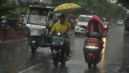 गढ़ रोड पर हुई बारिश में सड़क पर जाते वाहन। संवाद