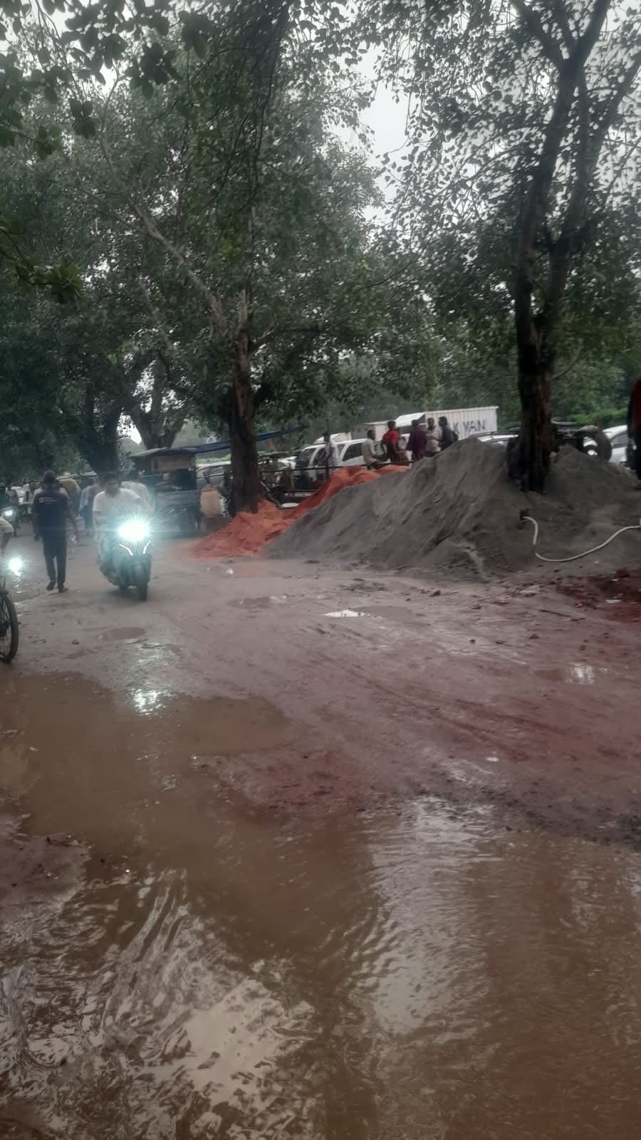 PCC: Encroachment from the main gate of Gizhaud to the service road; passing through becomes difficult as evening falls.