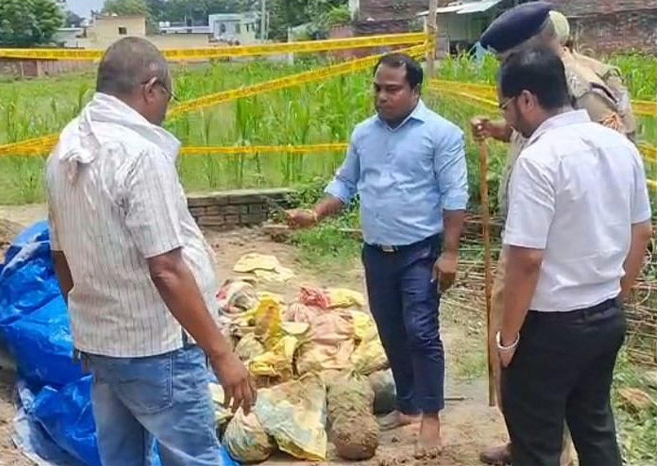 गोलों की जांच करते सहायक पुरातत्व अधिकारी डॉ. मनोज कुमार व टीम। स्रोत: स्थानीय नागरिक
