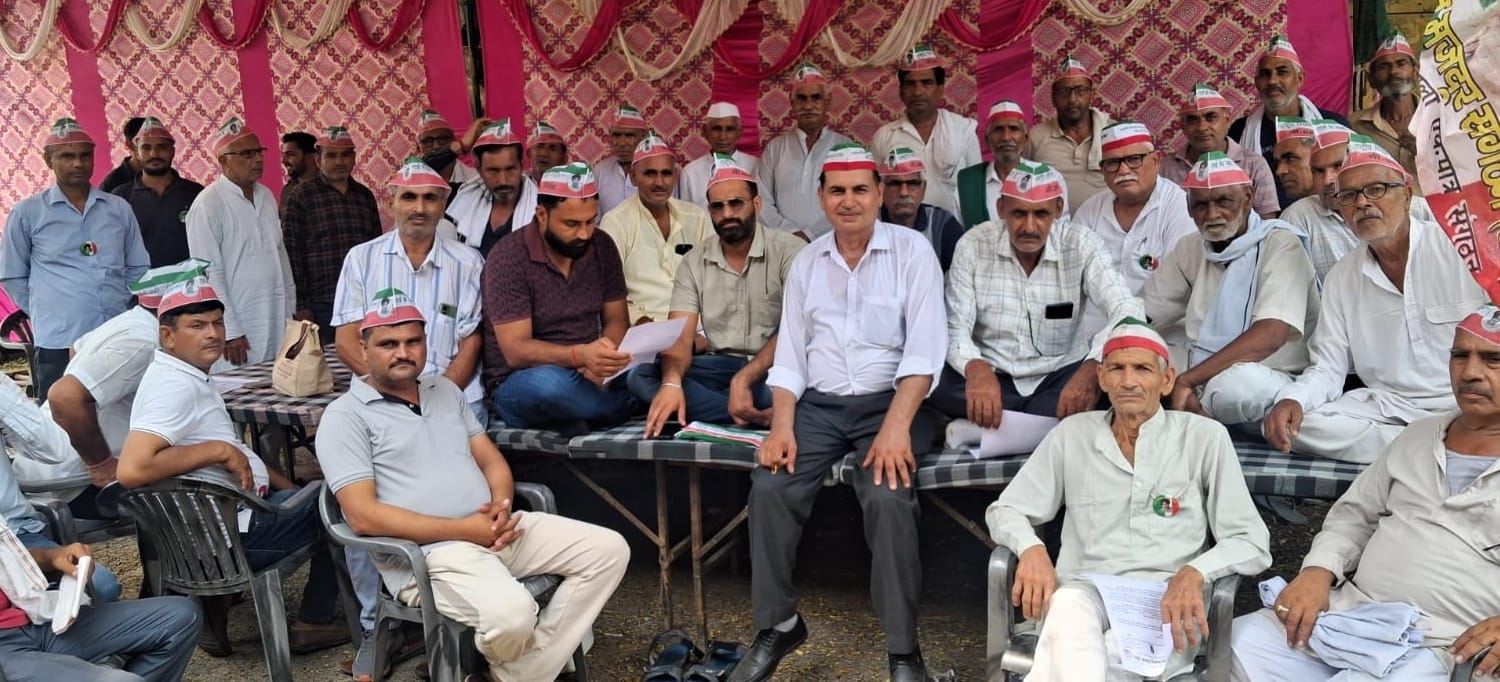 गन्ना अधिकारी के कार्यालय पर धरने पर बैठे किसान।स्रोत संगठन