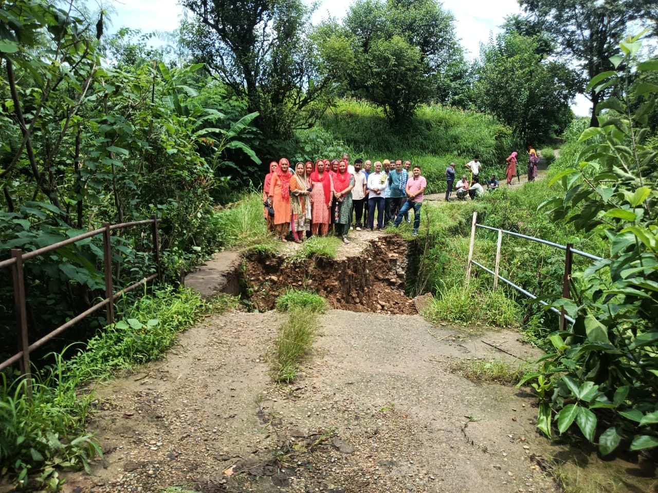 ग्राम पंचायत दलचेहड़ा के गांव पट्टा ब्राह्मणा में क्षतिग्रस्त हुई पुलिया। संवाददलचेहड़ा पंचाय