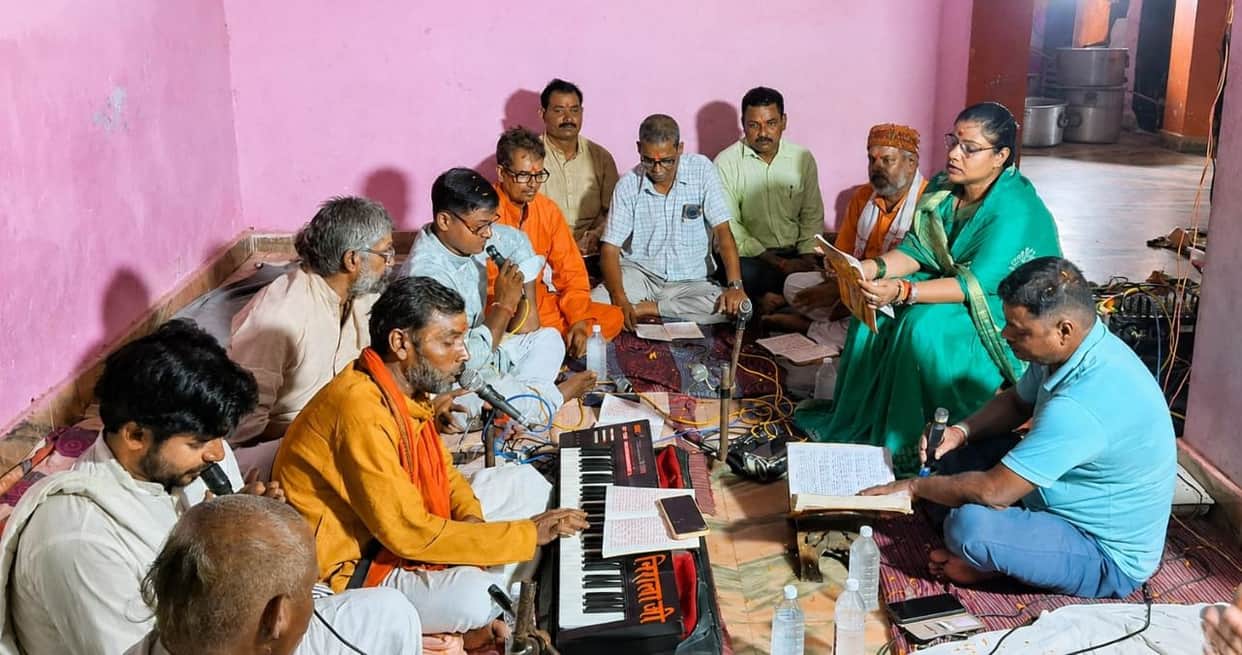 Siddharthnagar News: Tekdhar Temple adorned with verses from Tulsidas's Ramcharitmanas, devotees performed a collective recitation
